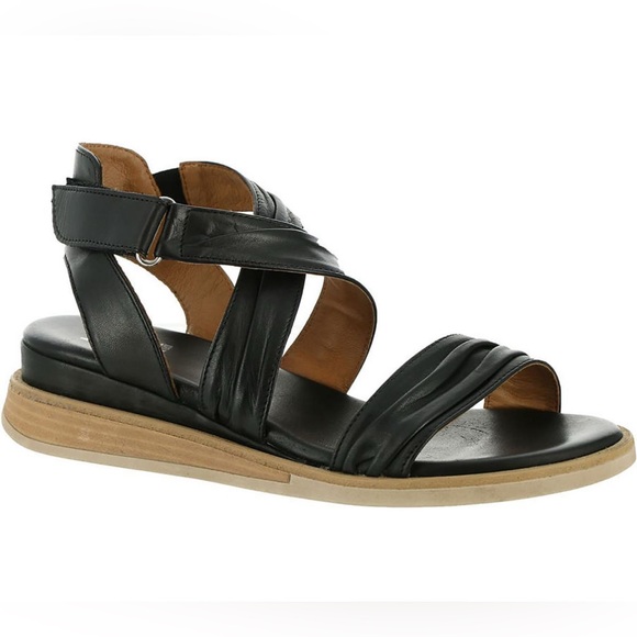 Miz Mooz Womens Corneilius Black Leather Strappy Sandals size 38 (7.5-8) - Picture 1 of 7